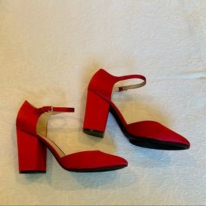 NWOT Mary Jane style sateen pumps